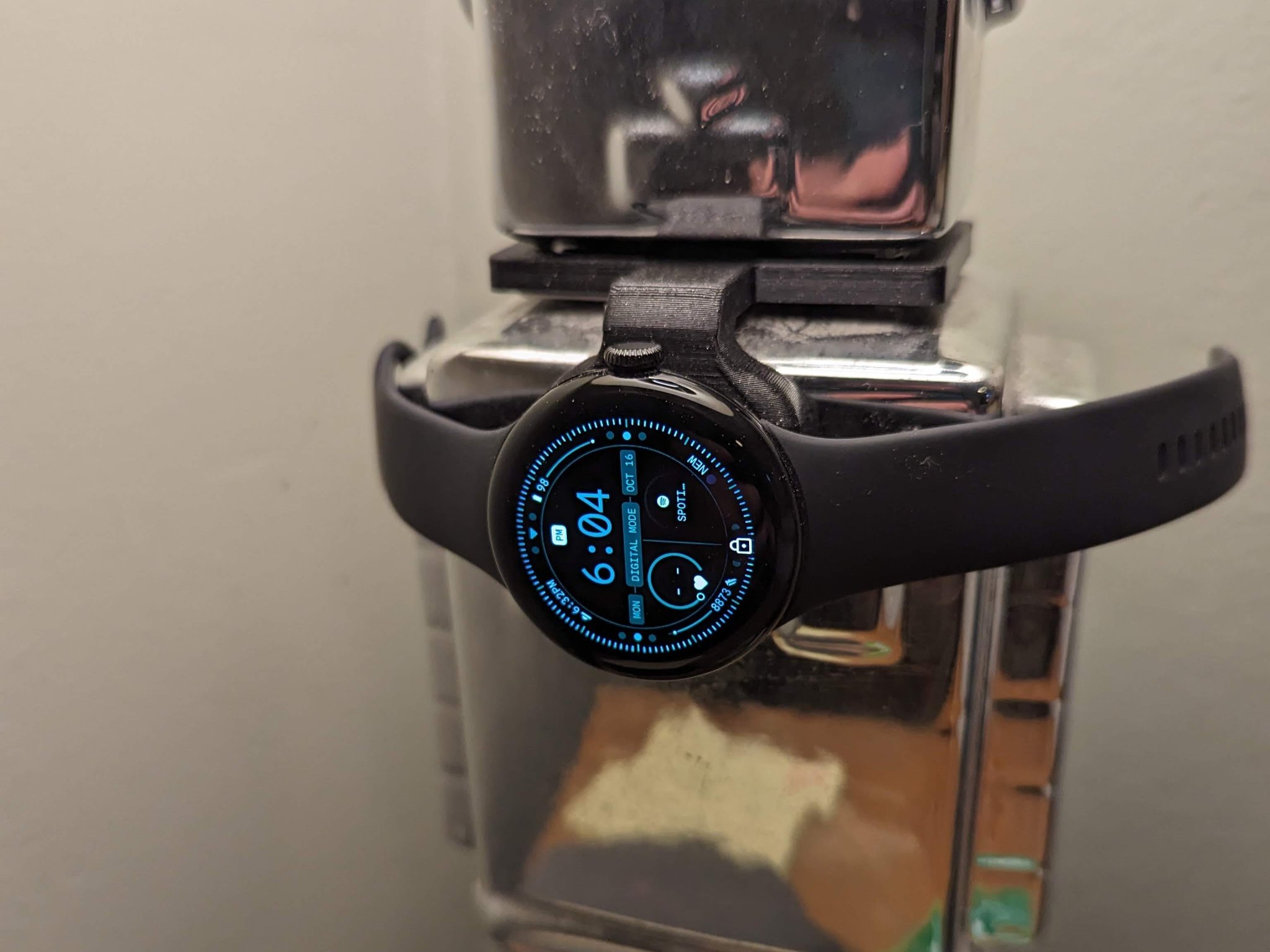 Giá đỡ sạc cho Google Pixel Watch 2 trên đèn robot