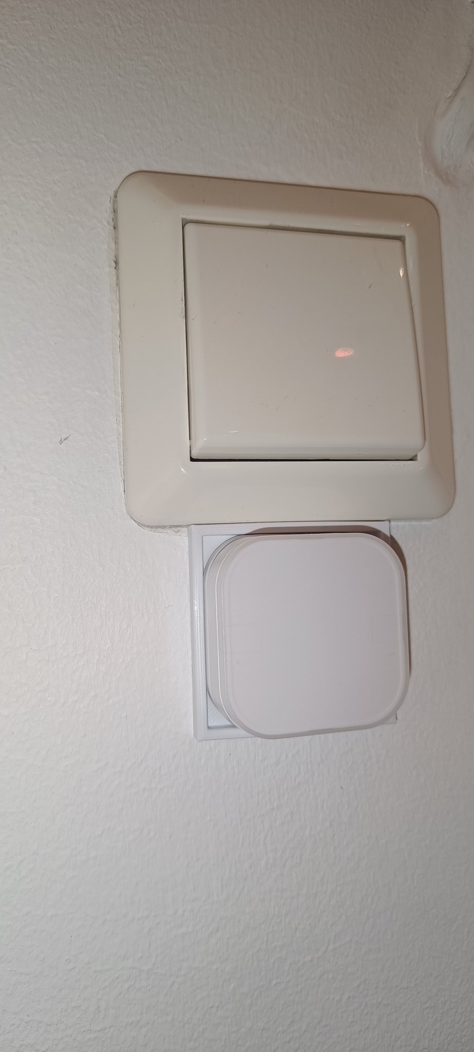 Nút bấm TRÅDFRI thông minh màu trắng gắn dưới công tắc đèn