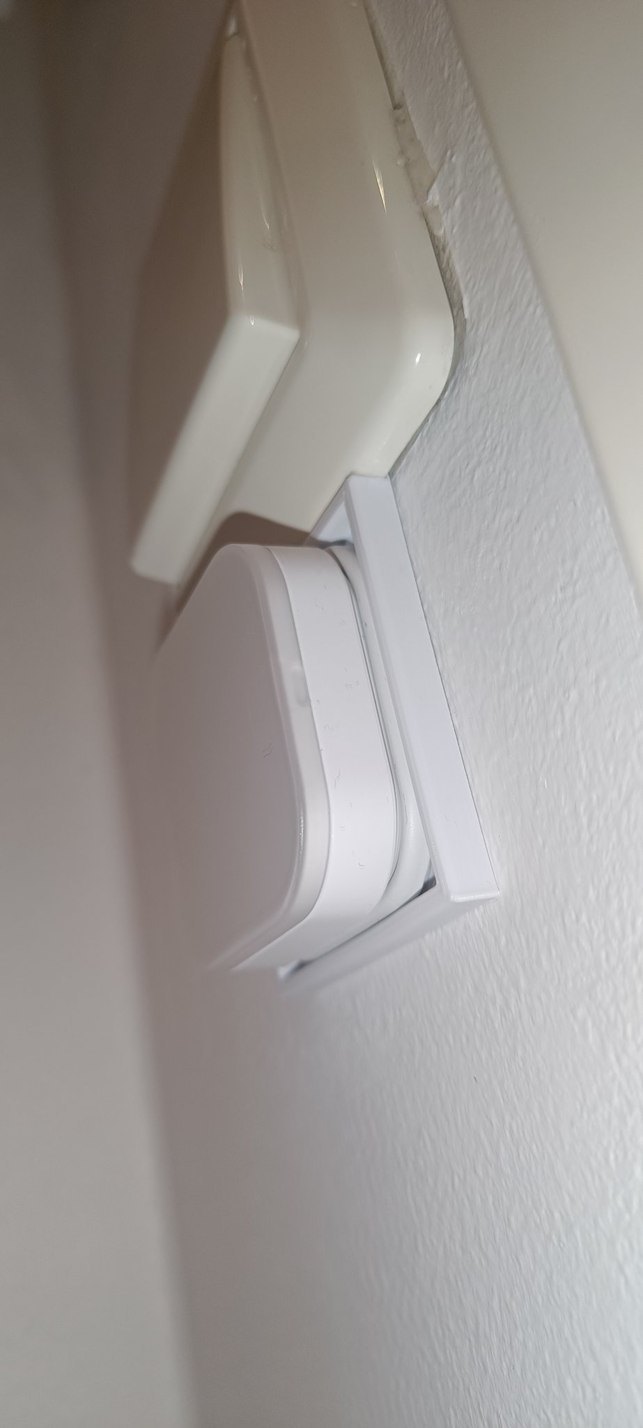 Nút bấm TRÅDFRI thông minh màu trắng gắn dưới công tắc đèn