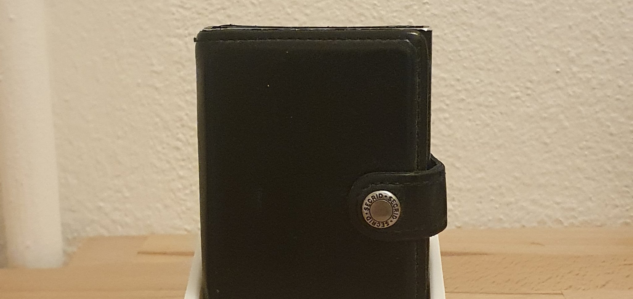 Giá đỡ ví tối giản cho bàn làm việc