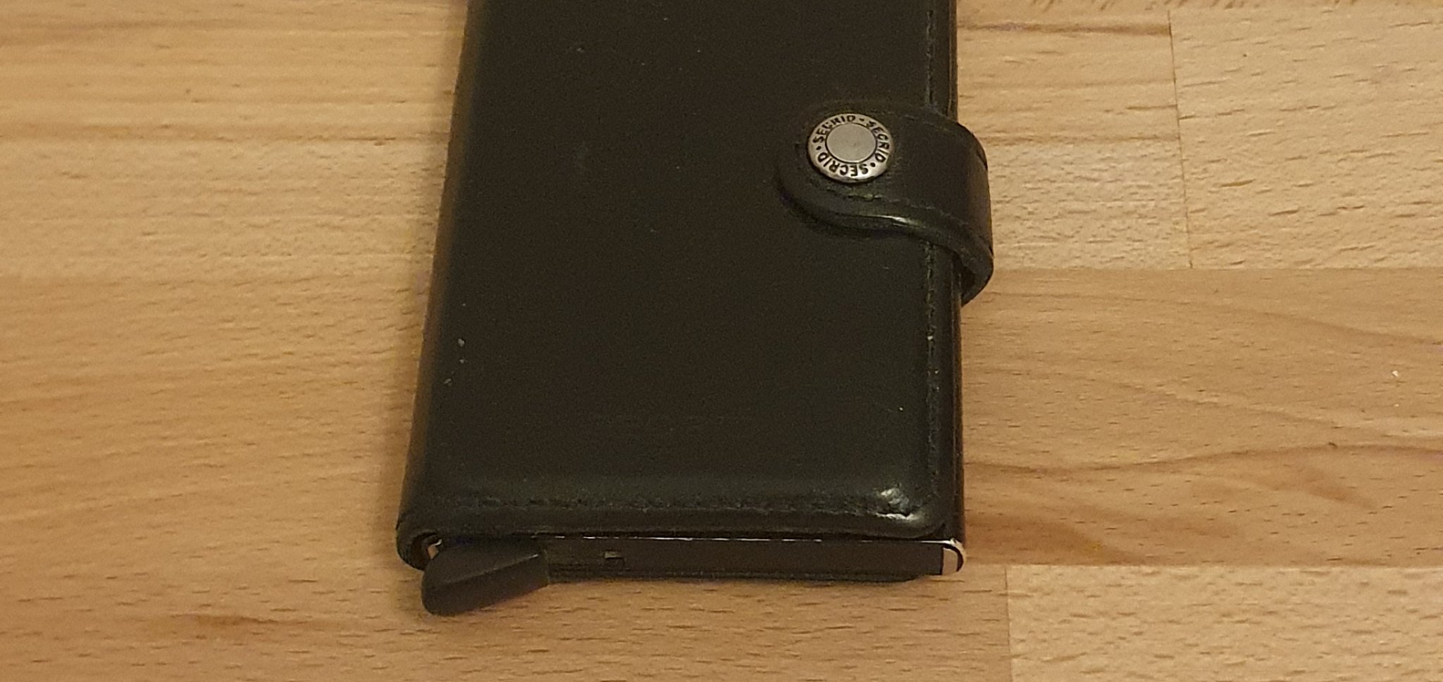 Giá đỡ ví tối giản cho bàn làm việc