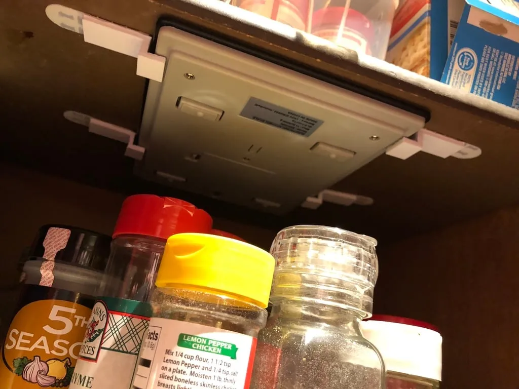 Kẹp treo cho cân điện tử trong bếp