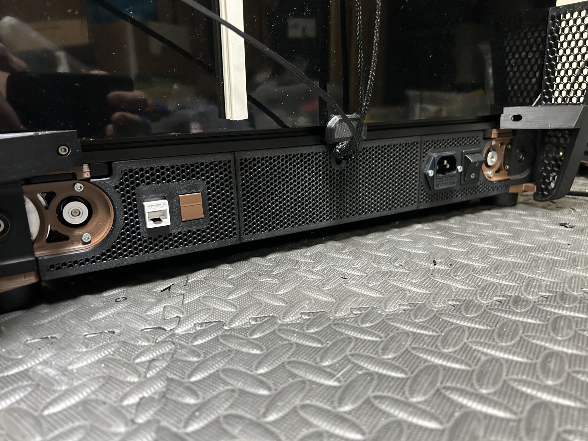 Váy lưới phẳng - Váy phía sau bên trái với keystones