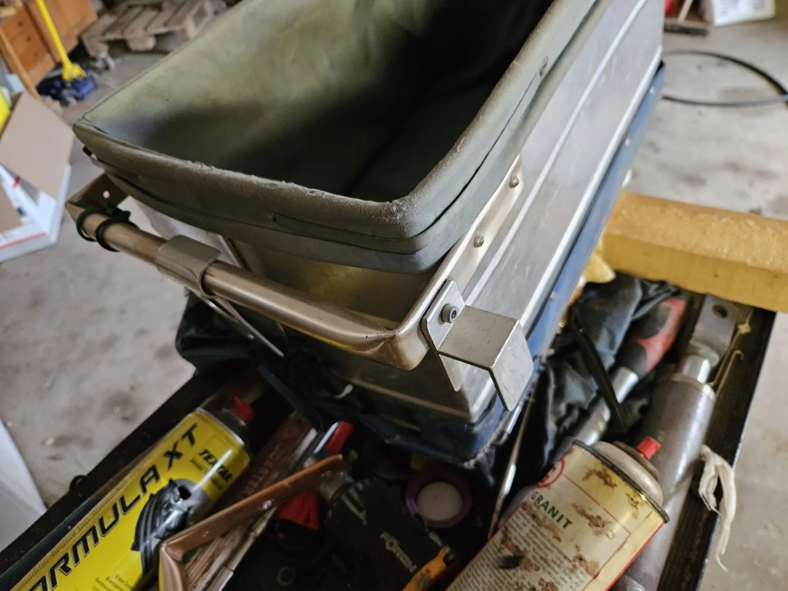 Thay thế tay cầm hộp thu hoạch trái cây bị hỏng