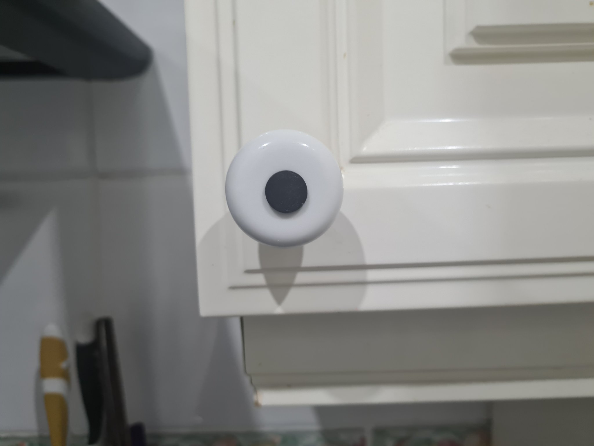 Núm trang trí cho tủ quần áo với thiết kế độc đáo