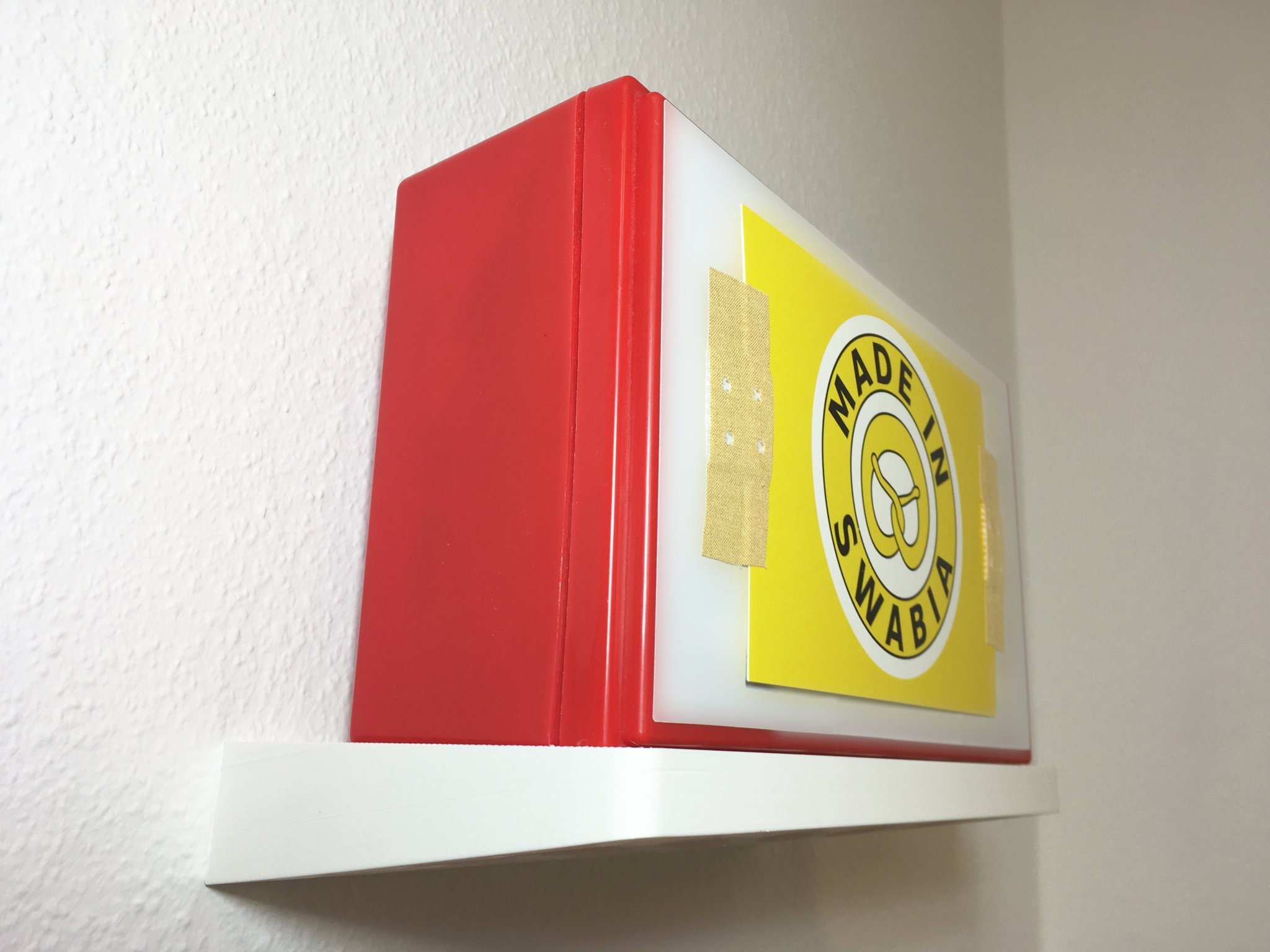 Kệ hình lục giác với chỗ để bộ dụng cụ sơ cứu