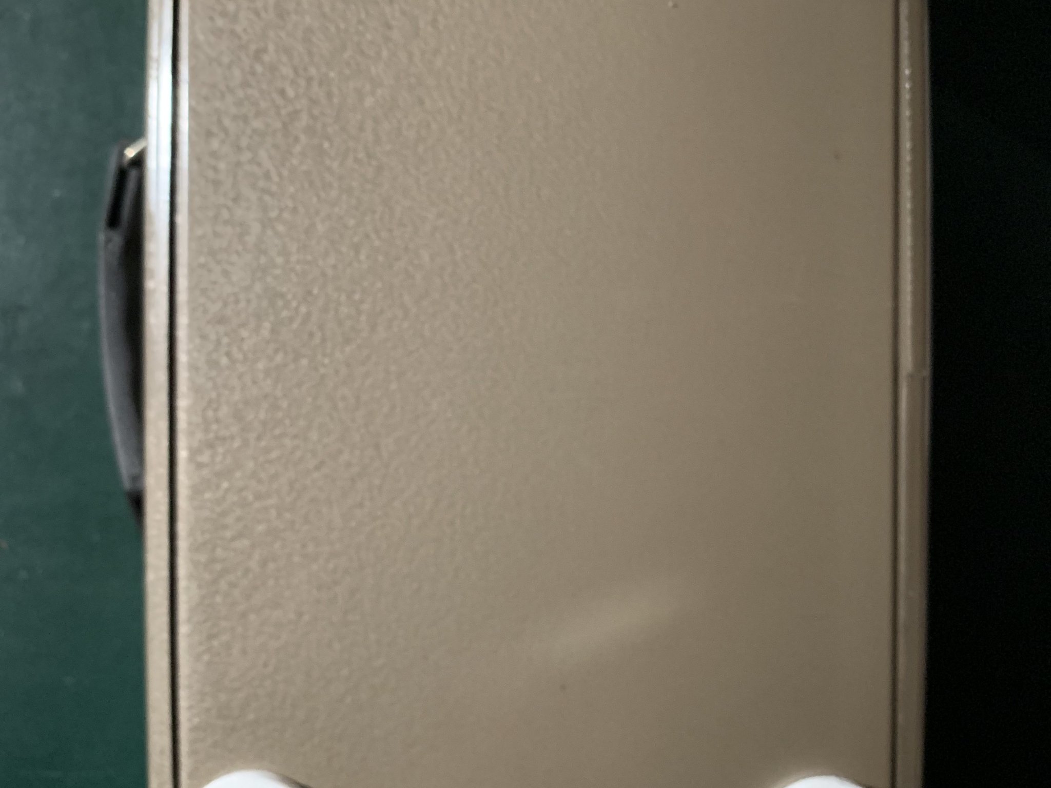 Chân đế kim loại cho hộp chứa chắc chắn