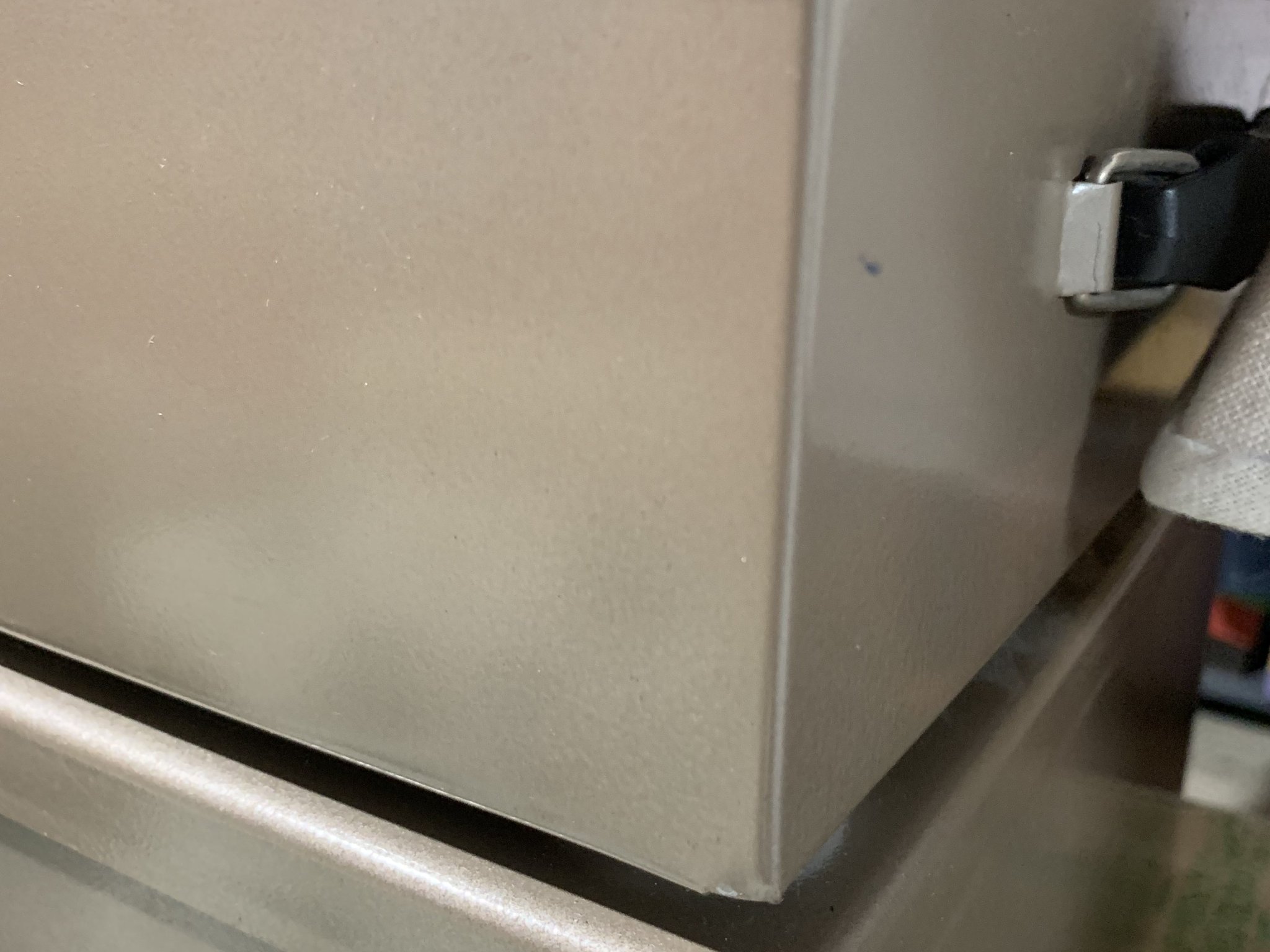 Chân đế kim loại cho hộp chứa chắc chắn