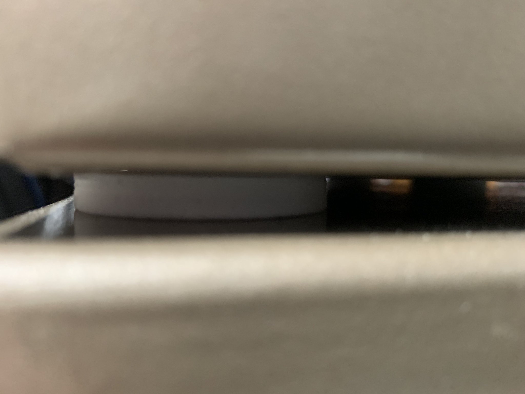 Chân đế kim loại cho hộp chứa chắc chắn