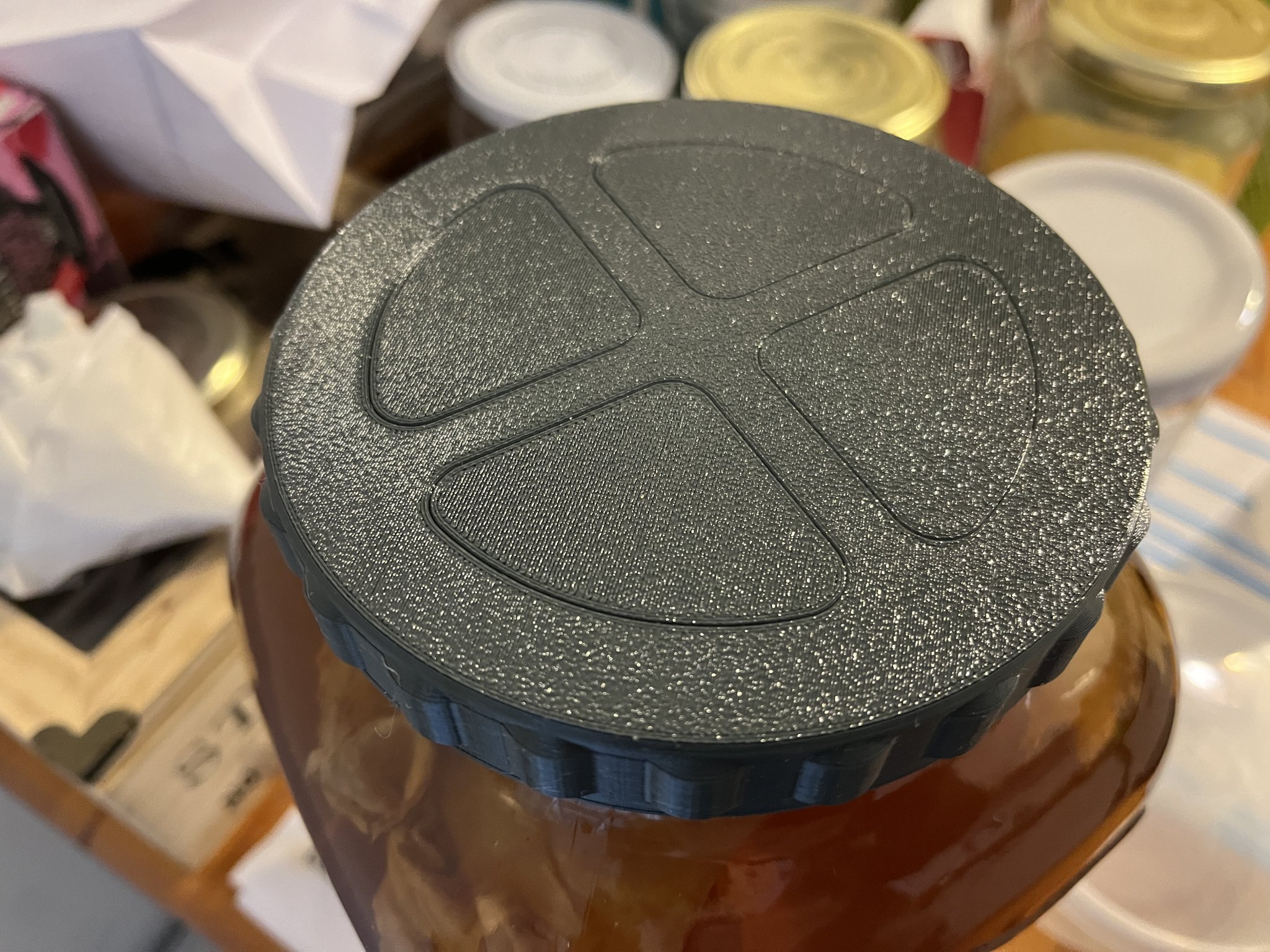 Nắp lọ lên men giữ khí và ngăn côn trùng