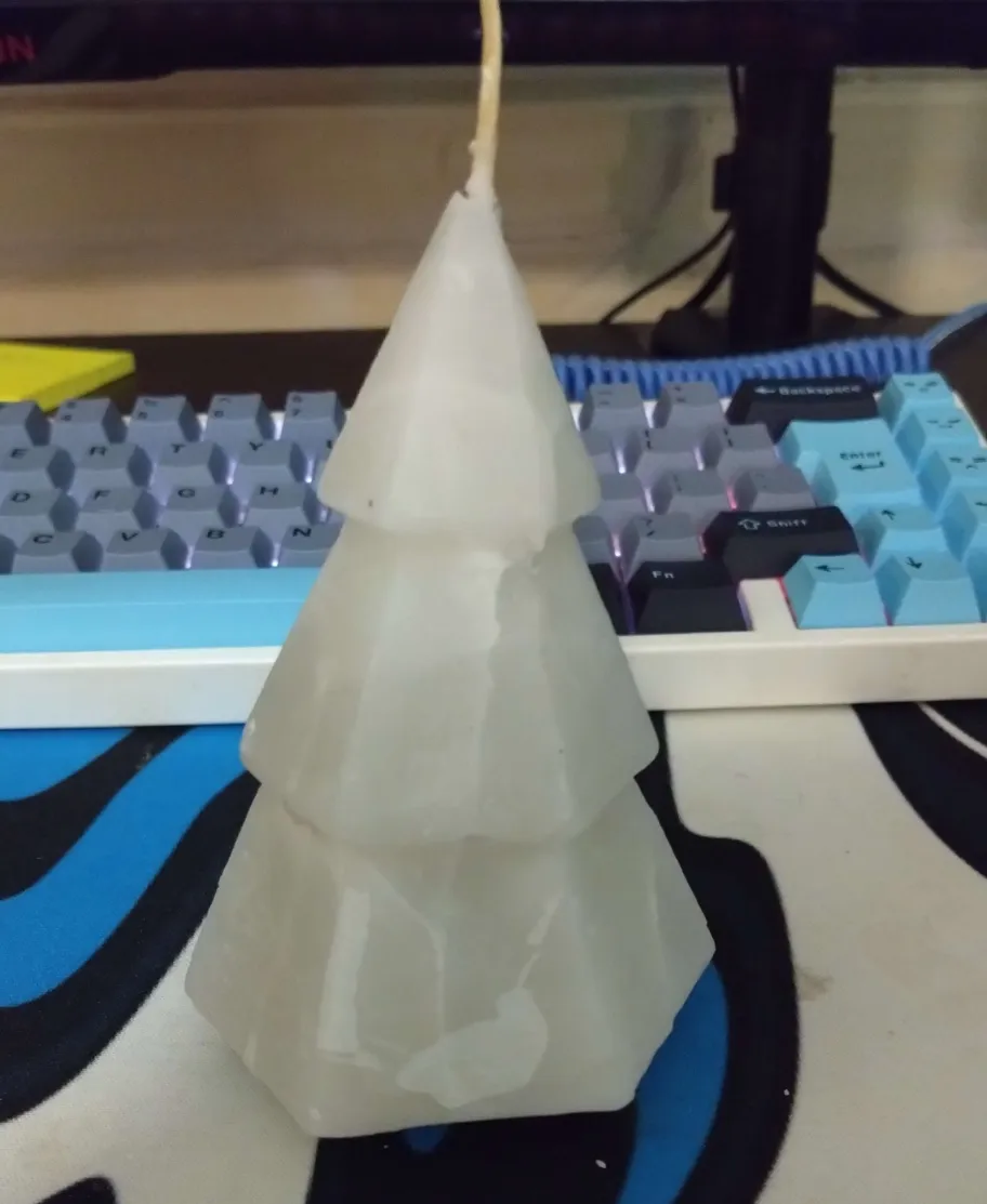 Khuôn nến hình cây thông Giáng sinh tự làm