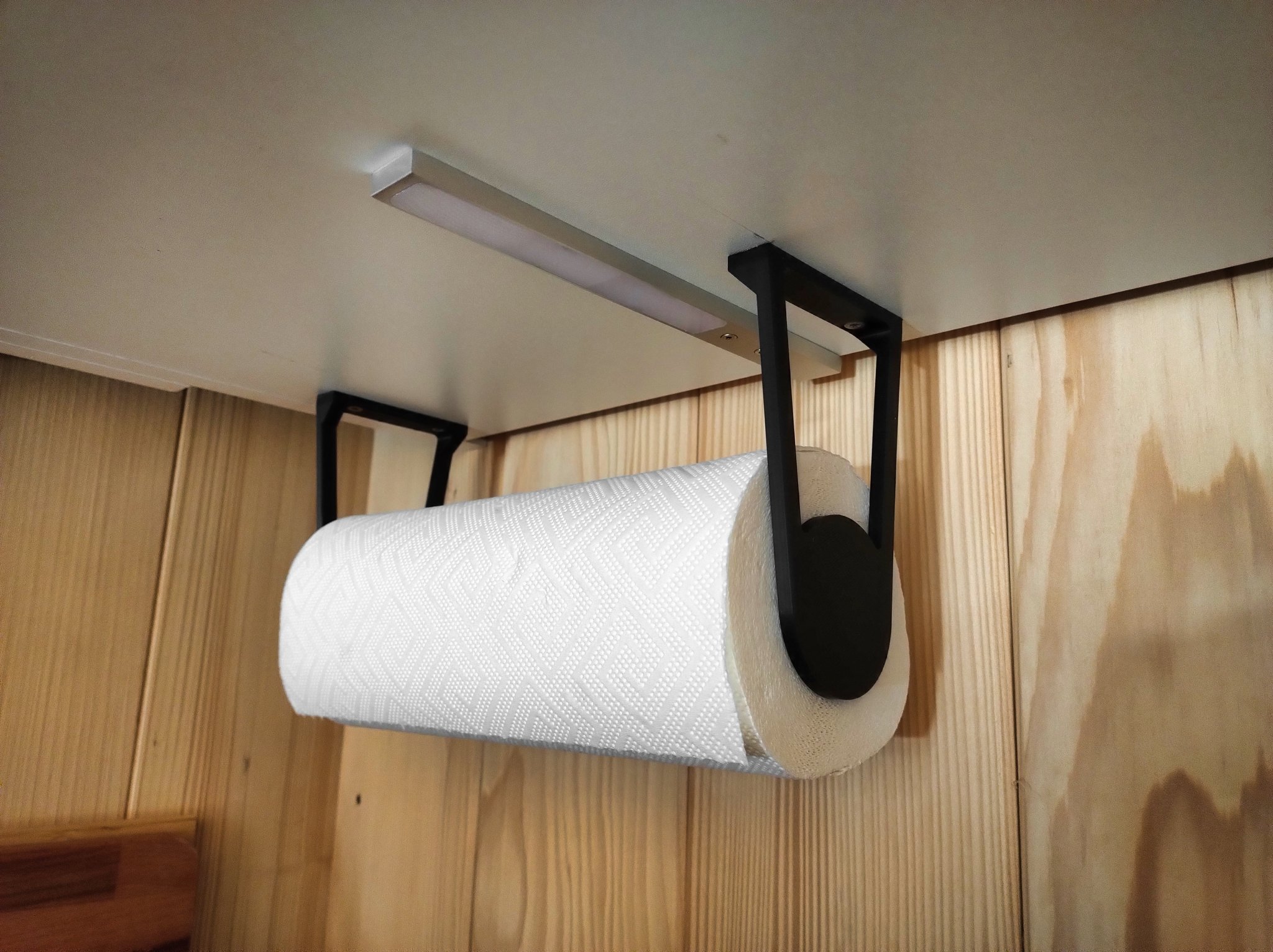 Giá đỡ cuộn giấy ăn đơn giản cho bếp