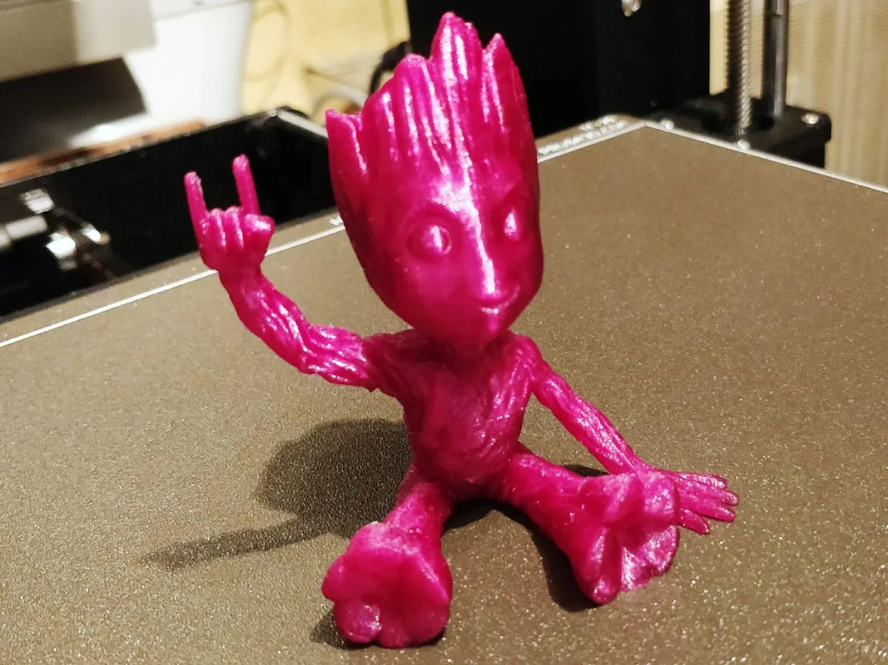 Groot Nhỏ với Tay Kim Loại Nâng Cao