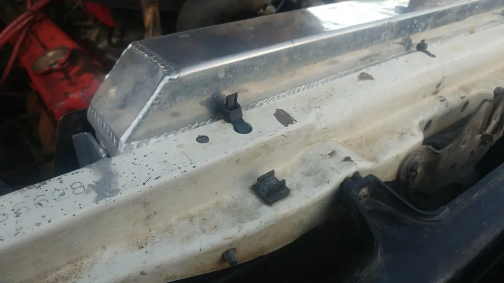 Kẹp giữ nắp ca-pô Toyota Hilux năm 1985