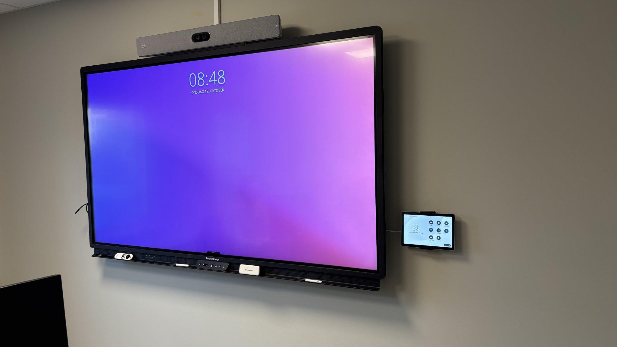 Giá đỡ tường cho bộ điều khiển phòng Cisco CS-T10-TS