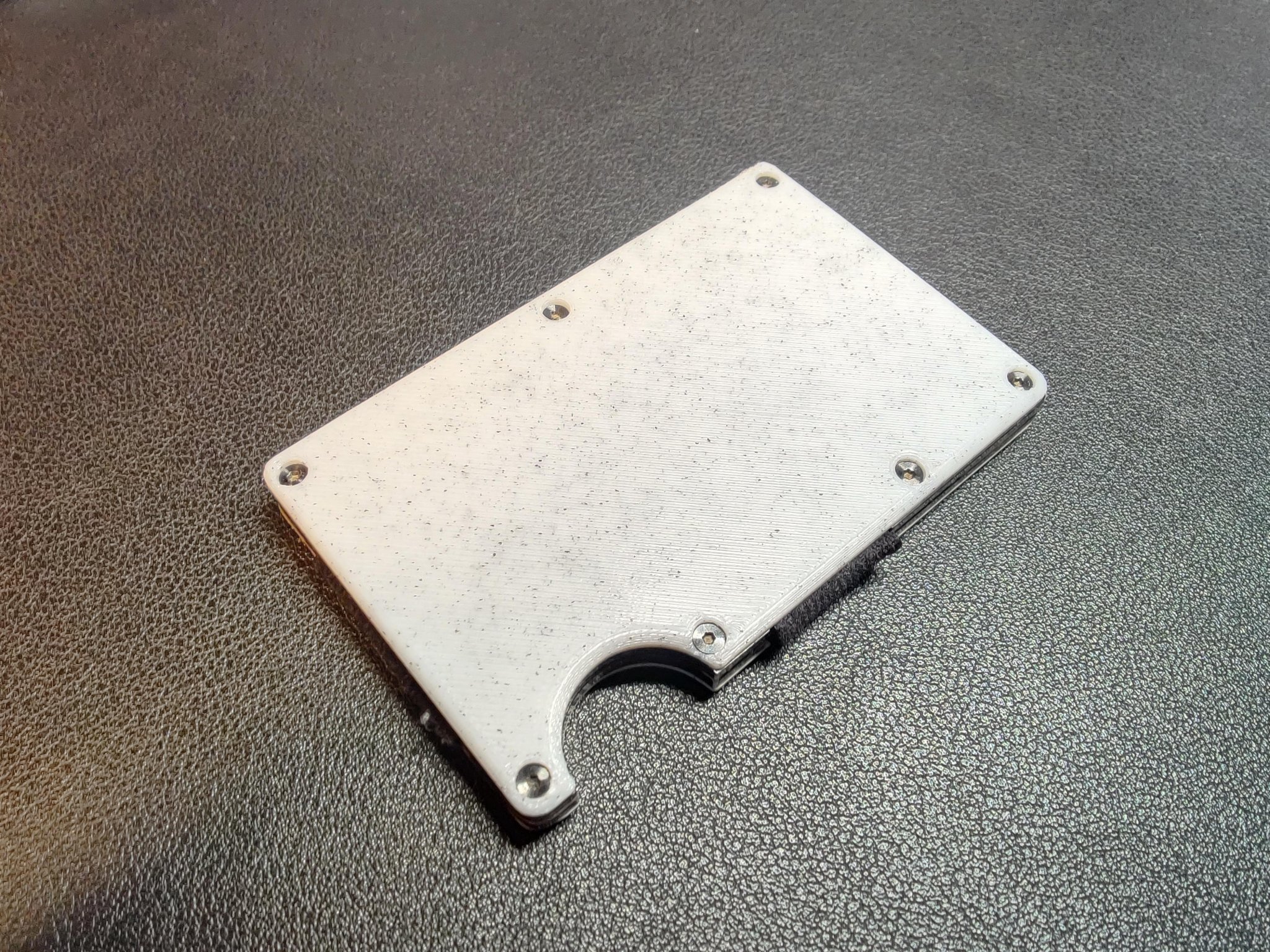 Bề mặt ngoài cho ví The Ridge