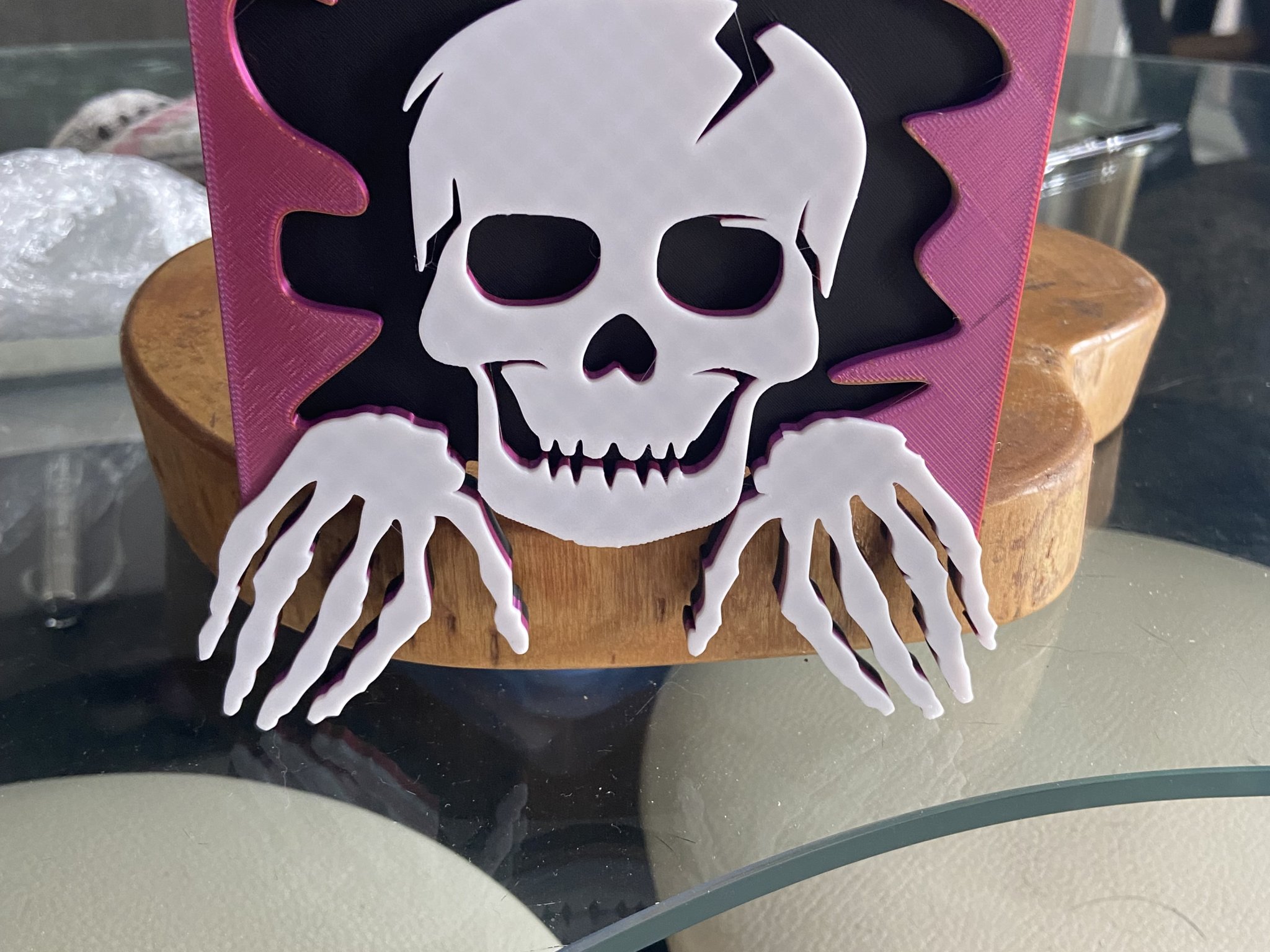 Khung hình bộ xương 3D cố gắng thoát ra khỏi lỗ