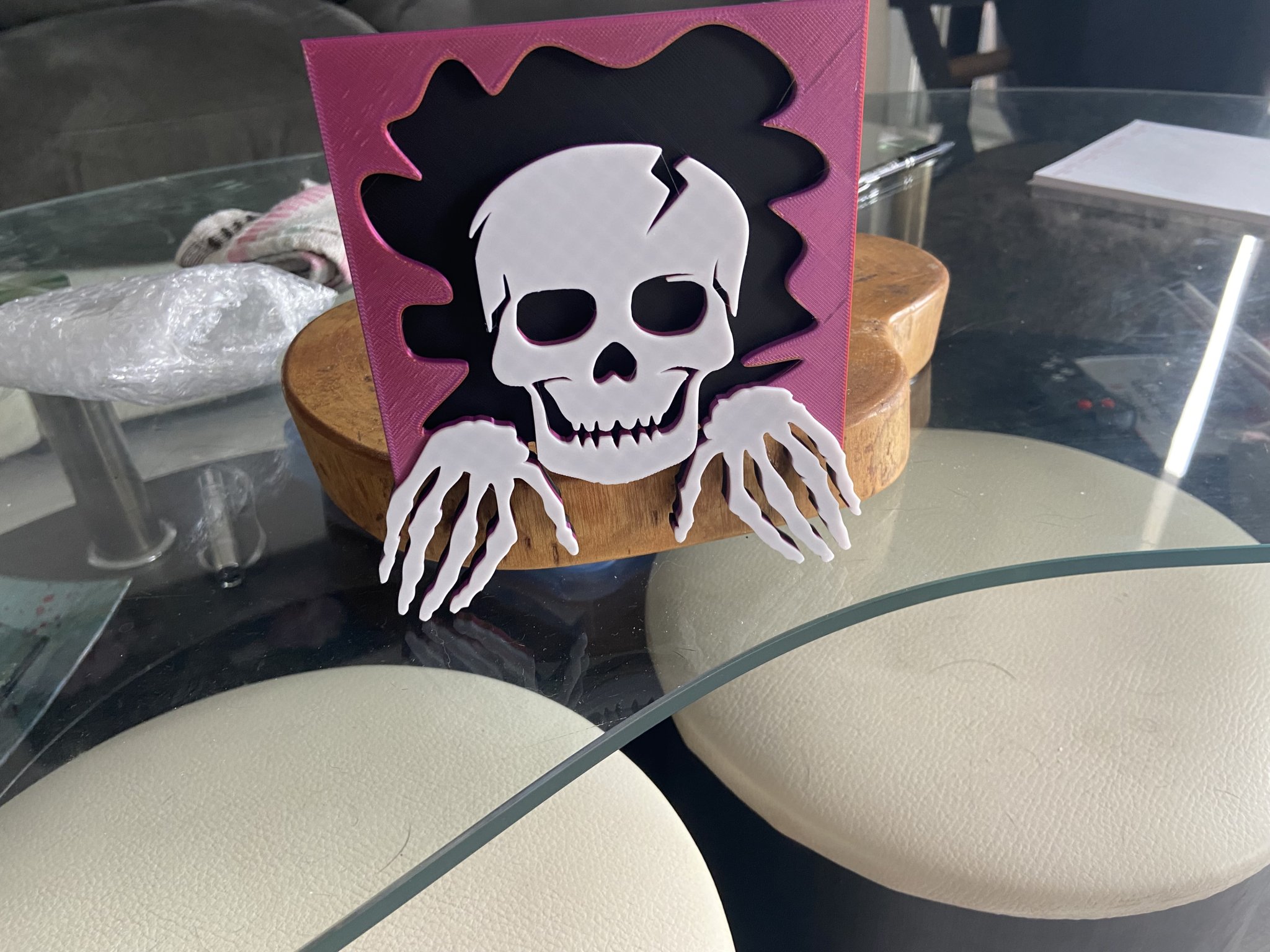 Khung hình bộ xương 3D cố gắng thoát ra khỏi lỗ