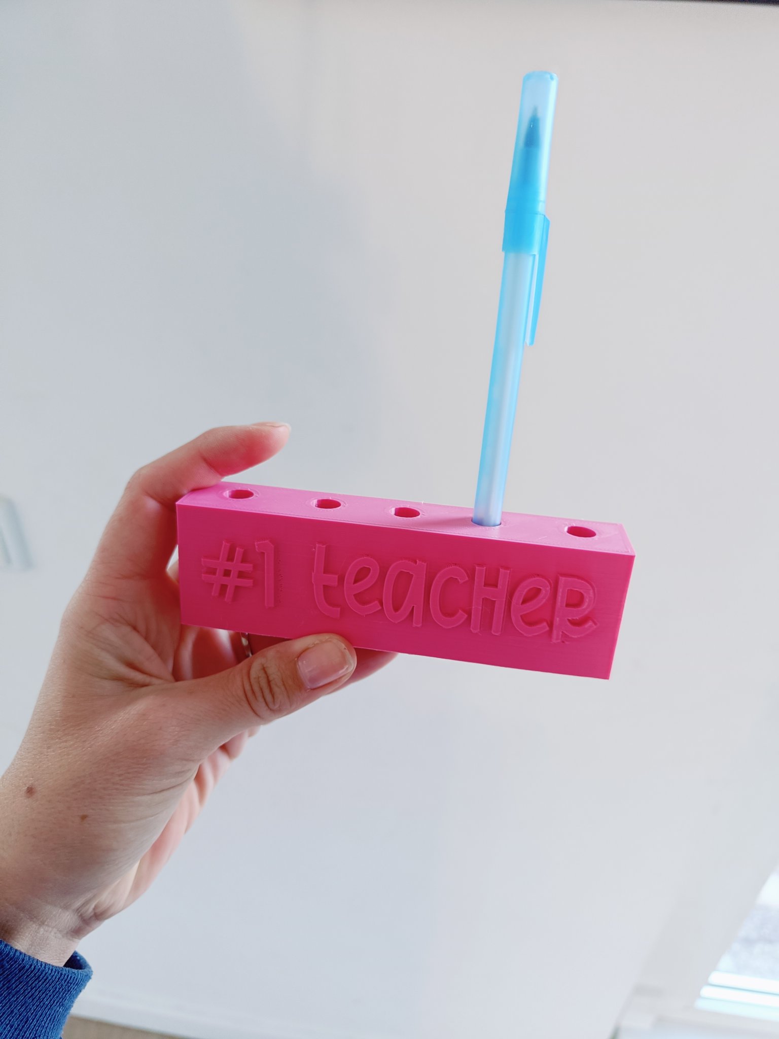 Giá đỡ bút cho giáo viên thiết kế độc đáo