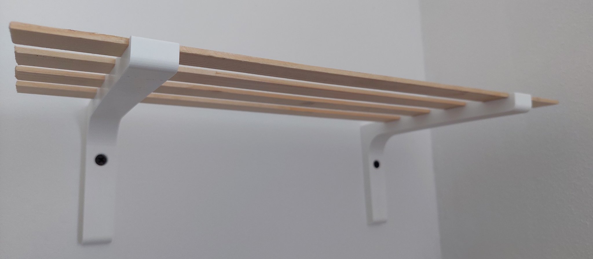 Giá đỡ nhẹ bằng gỗ và nhựa cho không gian sống