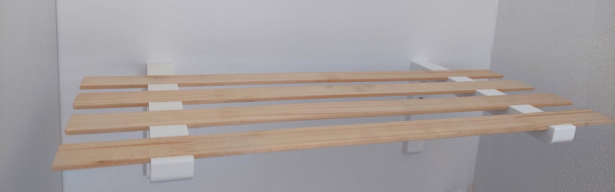 Giá đỡ nhẹ bằng gỗ và nhựa cho không gian sống