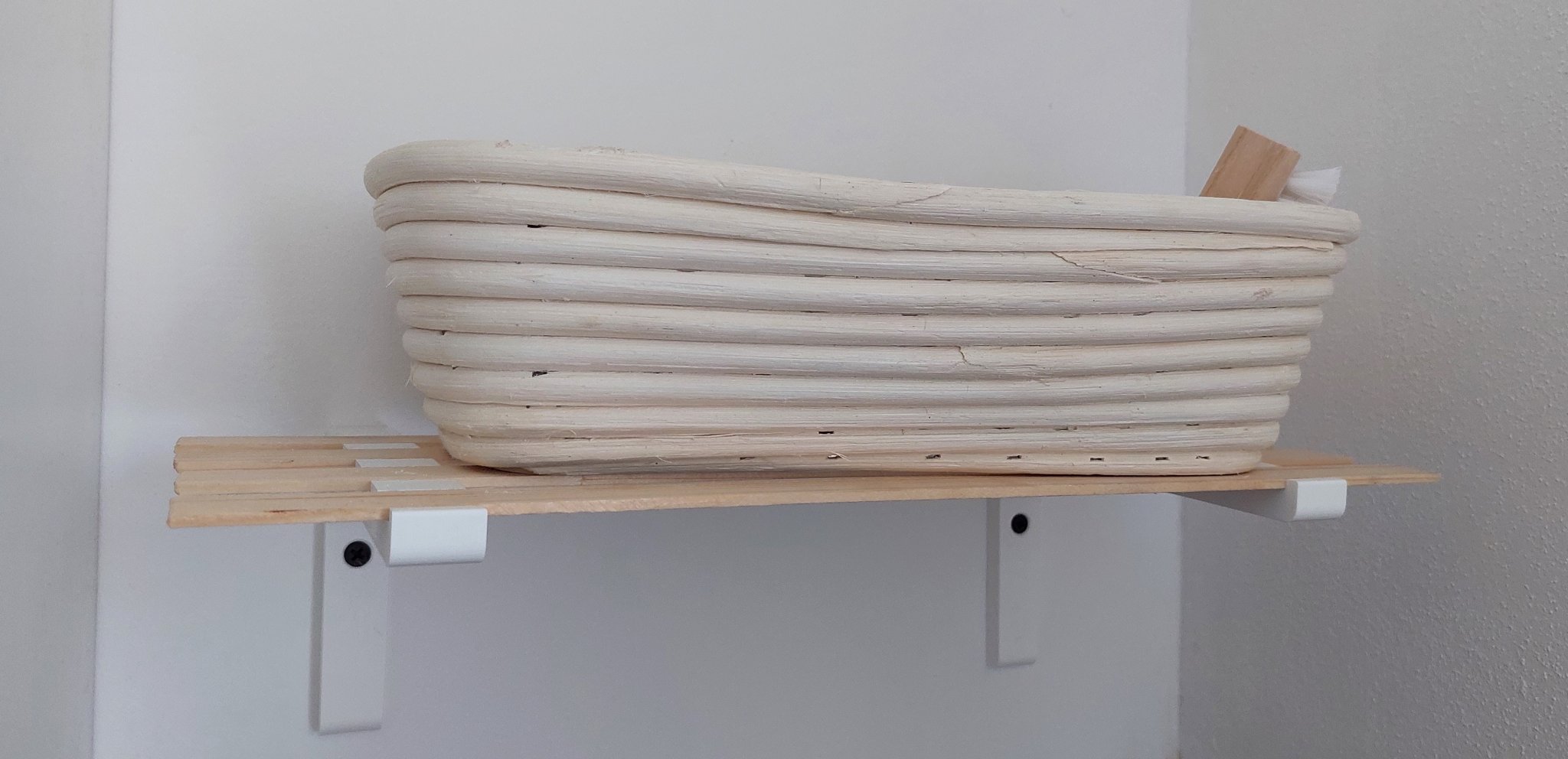 Giá đỡ nhẹ bằng gỗ và nhựa cho không gian sống