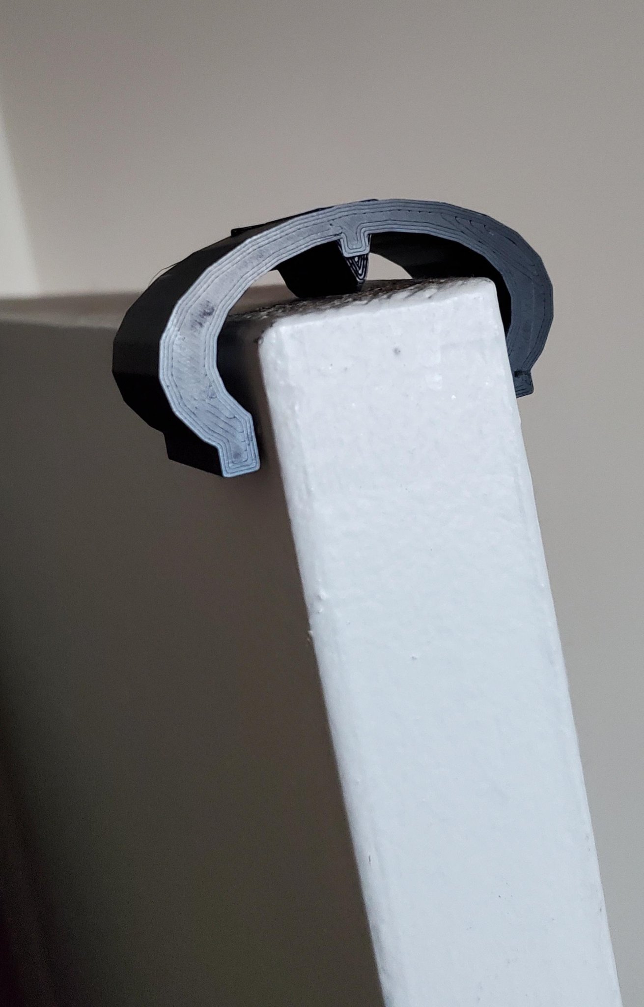 Chặn cửa ôm sát trên đầu khung cửa