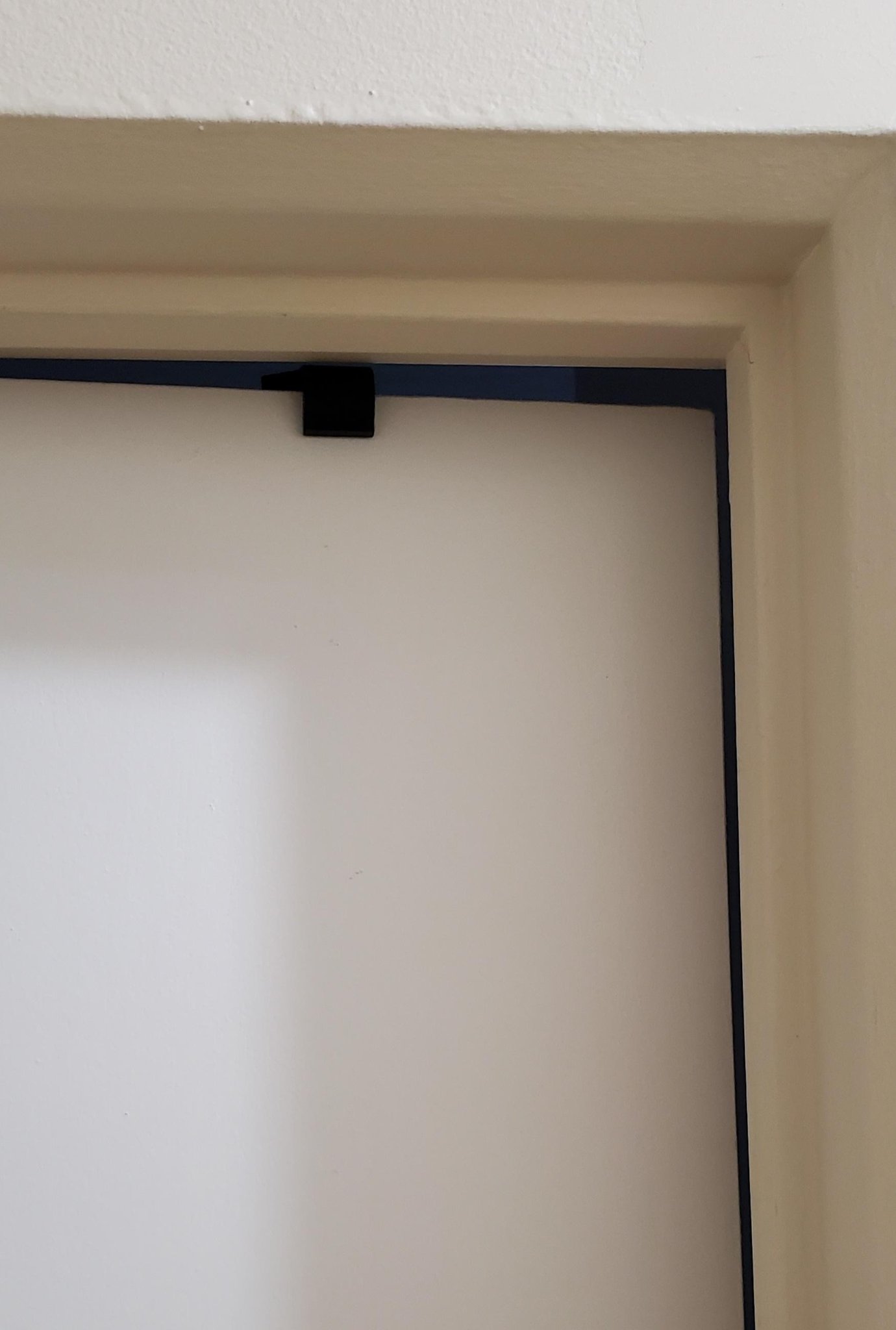 Chặn cửa ôm sát trên đầu khung cửa