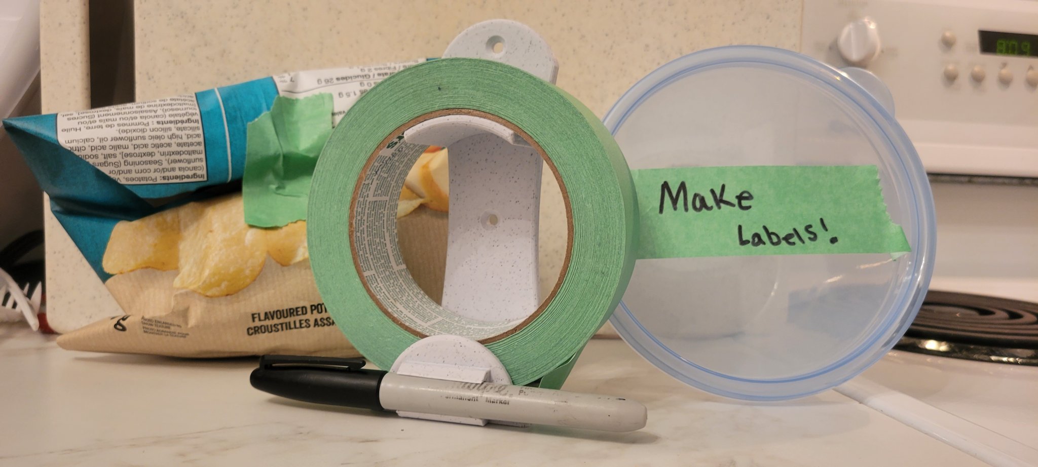 Giá đỡ băng dính treo tường với chỗ để bút đánh dấu