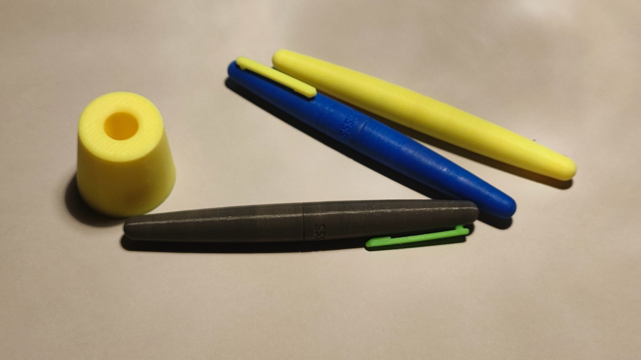 Bút bi Rollerball #2 với cảm giác cầm nắm tuyệt vời