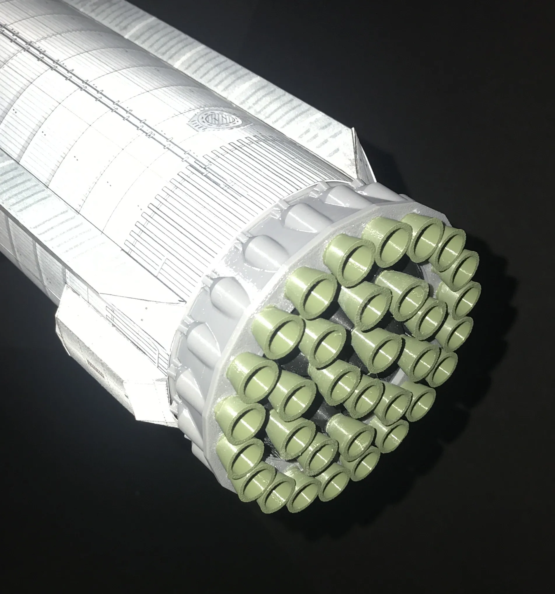 Phần động cơ SuperHeavy B7 với Raptor và chân đế