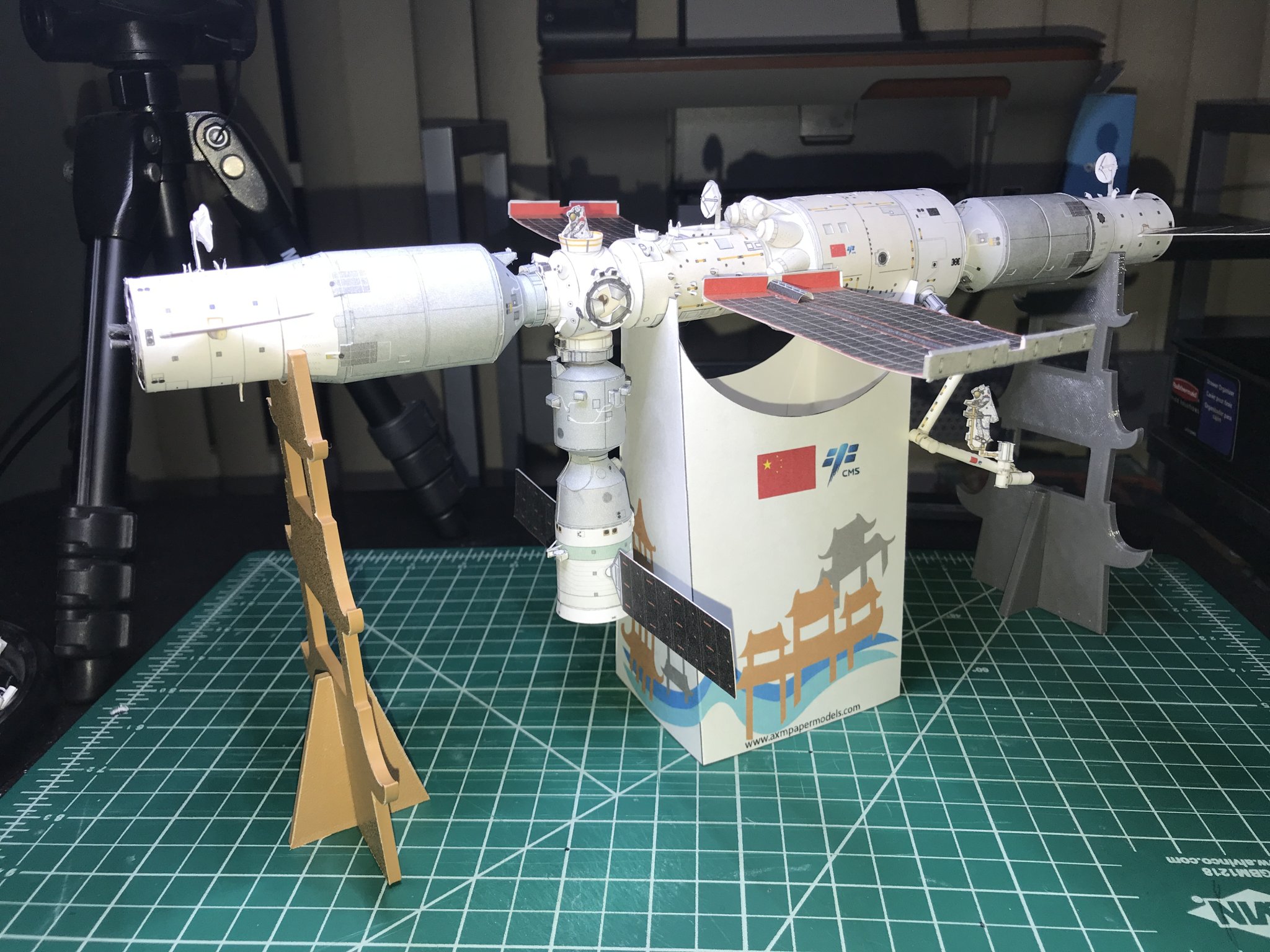 Giá đỡ mô hình trạm không gian Trung Quốc