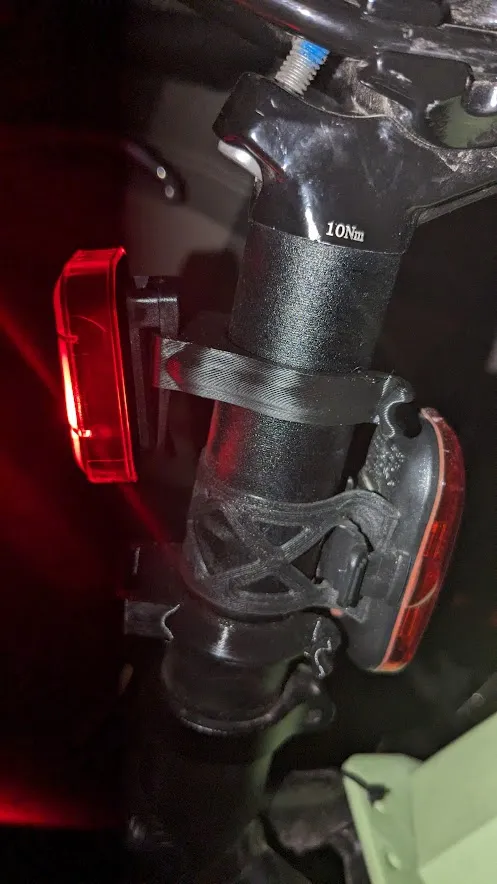 Bộ giá đỡ đèn xe đạp gắn vào yên xe