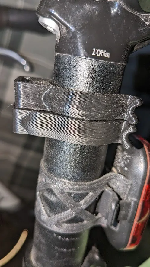 Bộ giá đỡ đèn xe đạp gắn vào yên xe