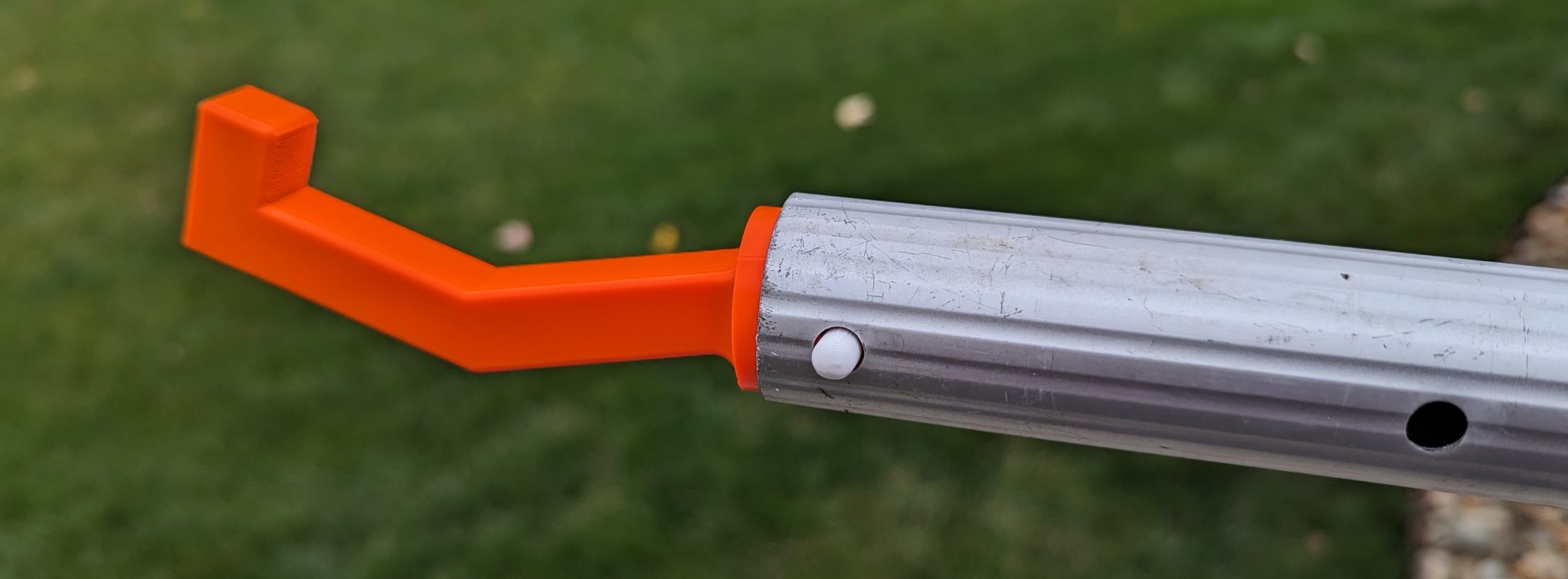 Móc gắn vào đầu cần bơi để di chuyển máy bơm nước