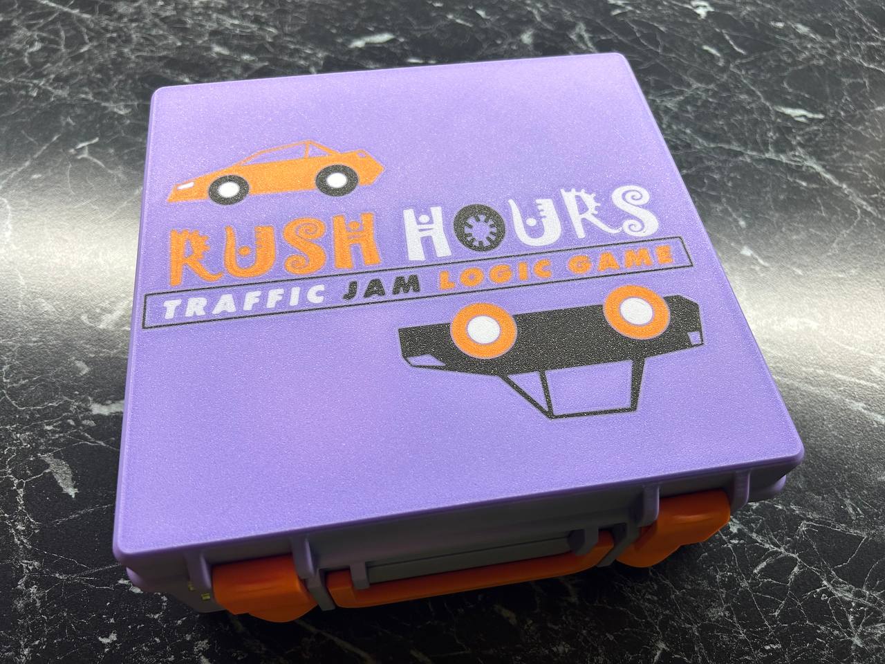 Hộp lưu trữ cho trò chơi logic Rush Hour với ô tô