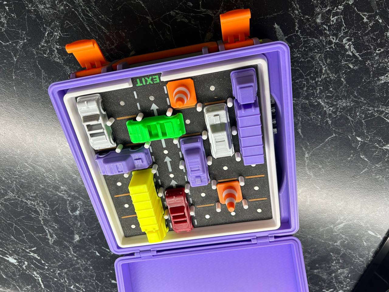 Hộp lưu trữ cho trò chơi logic Rush Hour với ô tô