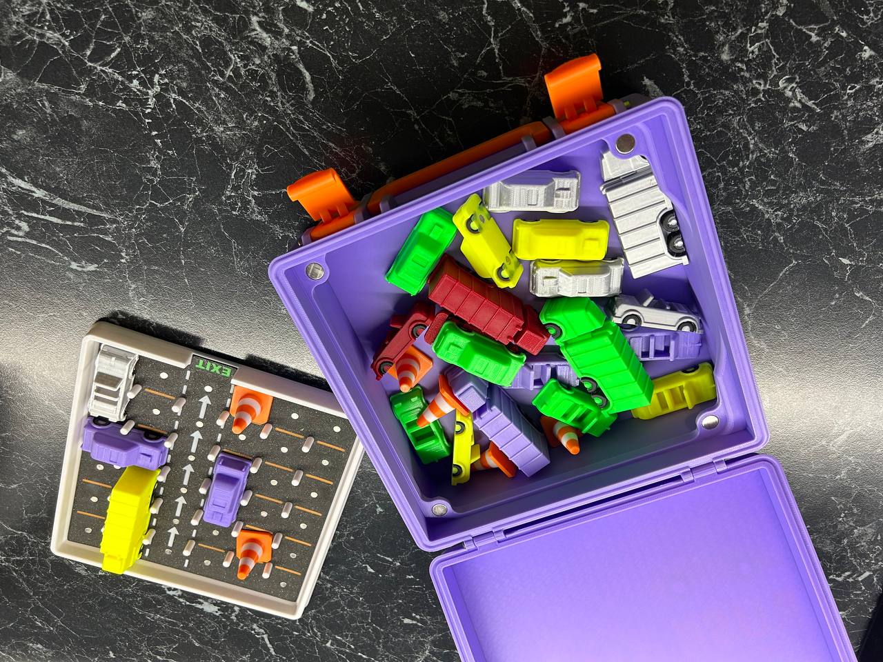 Hộp lưu trữ cho trò chơi logic Rush Hour với ô tô