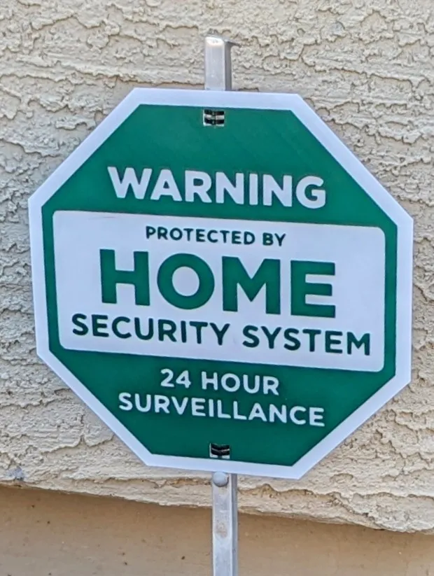 Biển báo cảnh báo bảo vệ bởi hệ thống an ninh gia đình