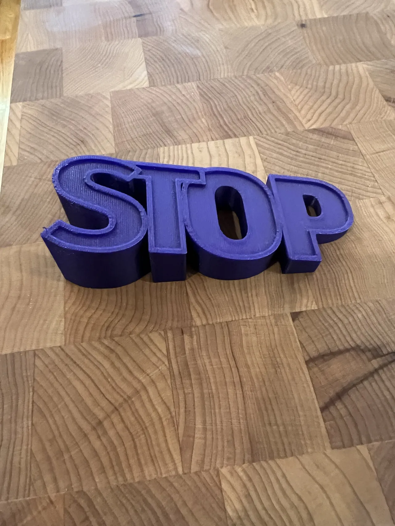 **Đồ vật chặn cửa với chữ viết**