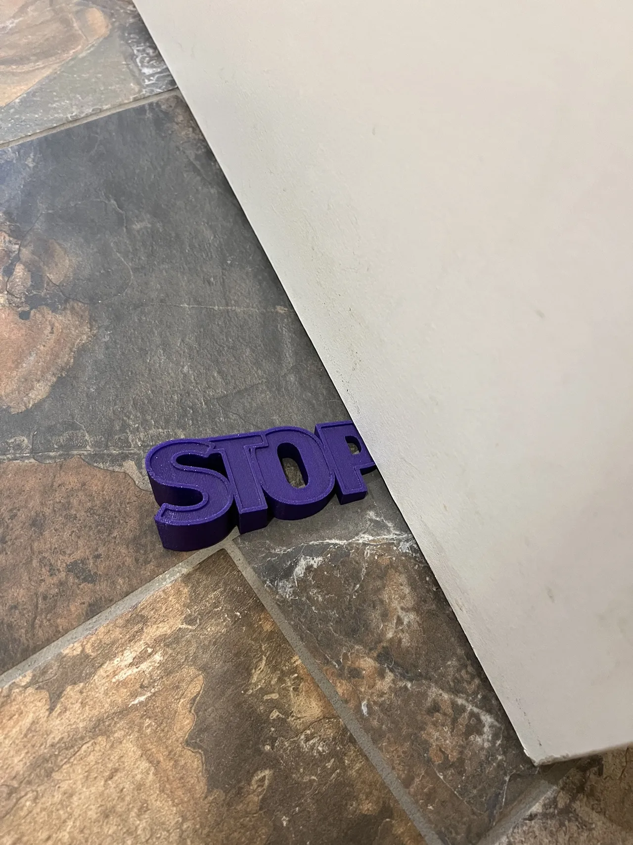 **Đồ vật chặn cửa với chữ viết**