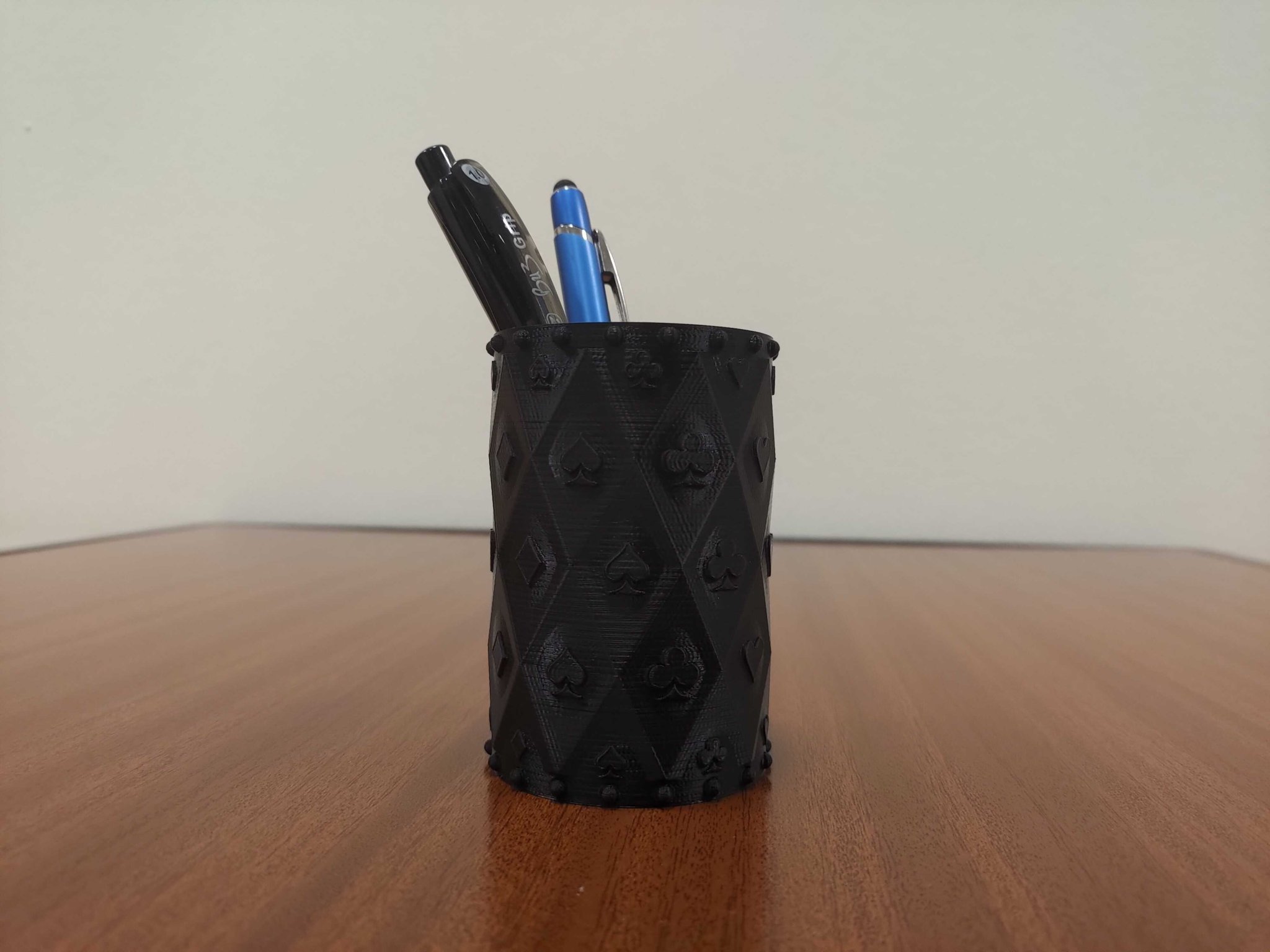 Giá đỡ bút chì với biểu tượng bài chơi trong OpenSCAD