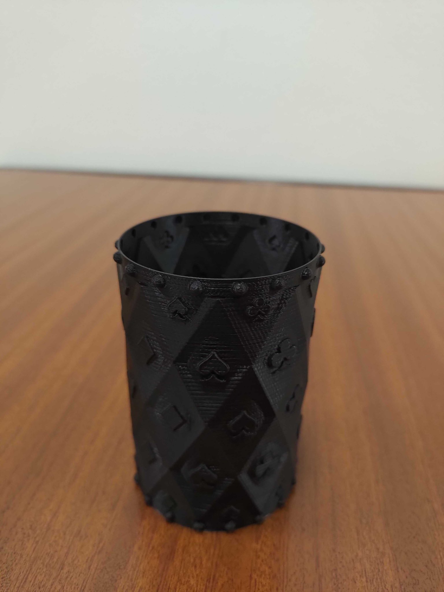 Giá đỡ bút chì với biểu tượng bài chơi trong OpenSCAD