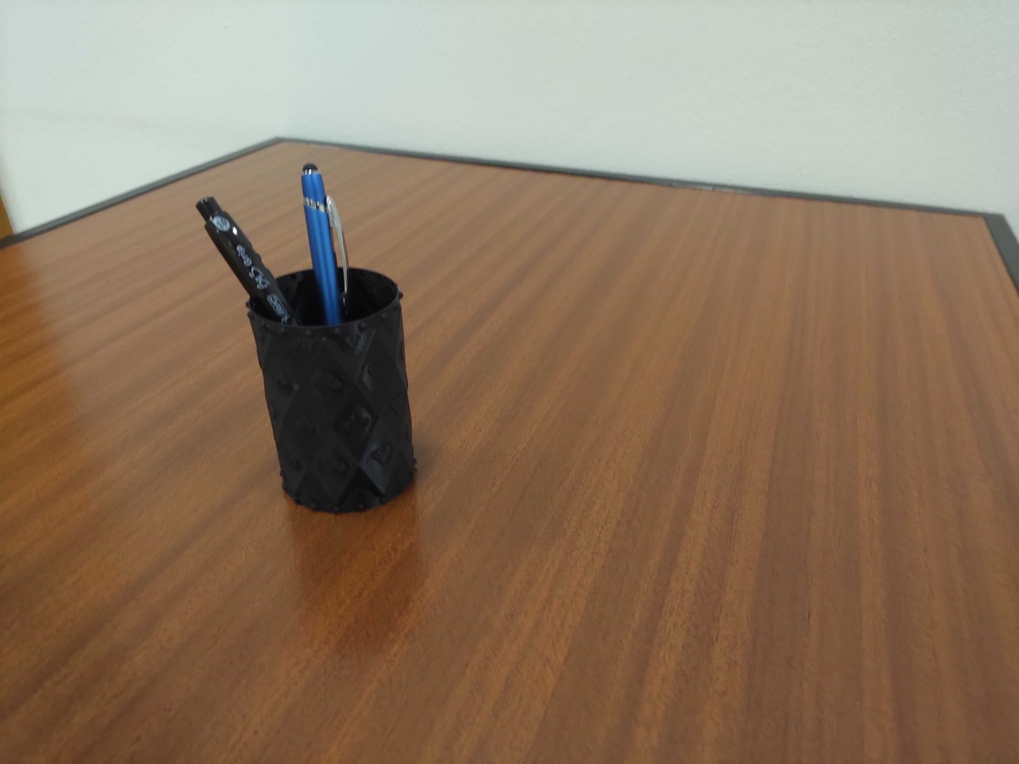 Giá đỡ bút chì với biểu tượng bài chơi trong OpenSCAD