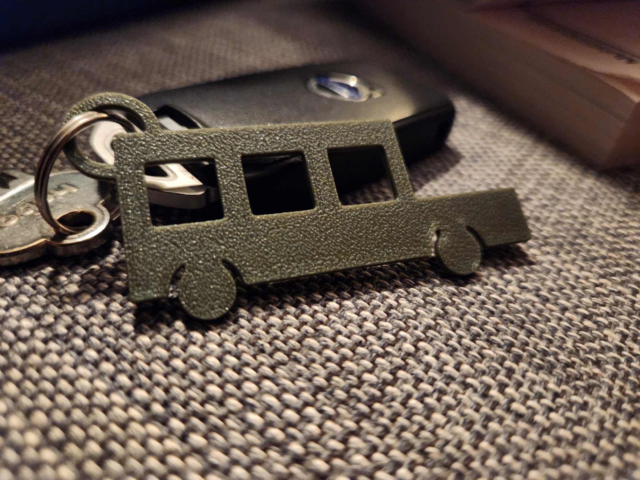 Móc khóa chiếc xe bạn vẽ ở mẫu giáo