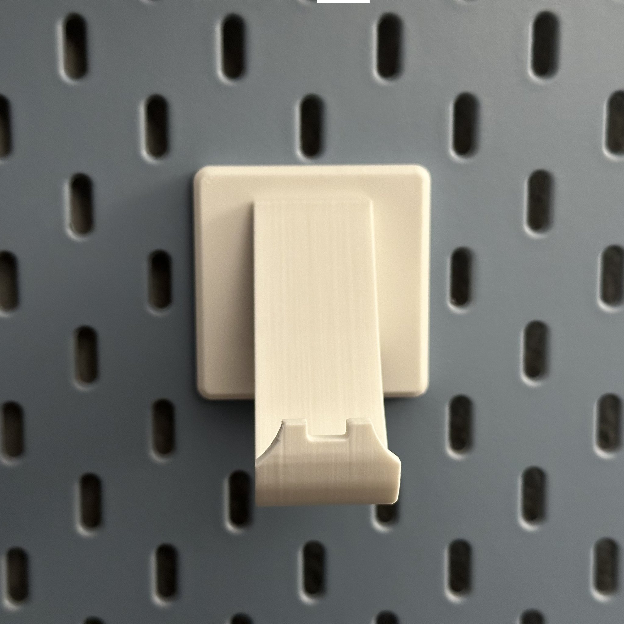 Giá đỡ tay cầm PS5 trên bảng treo IKEA Skadis