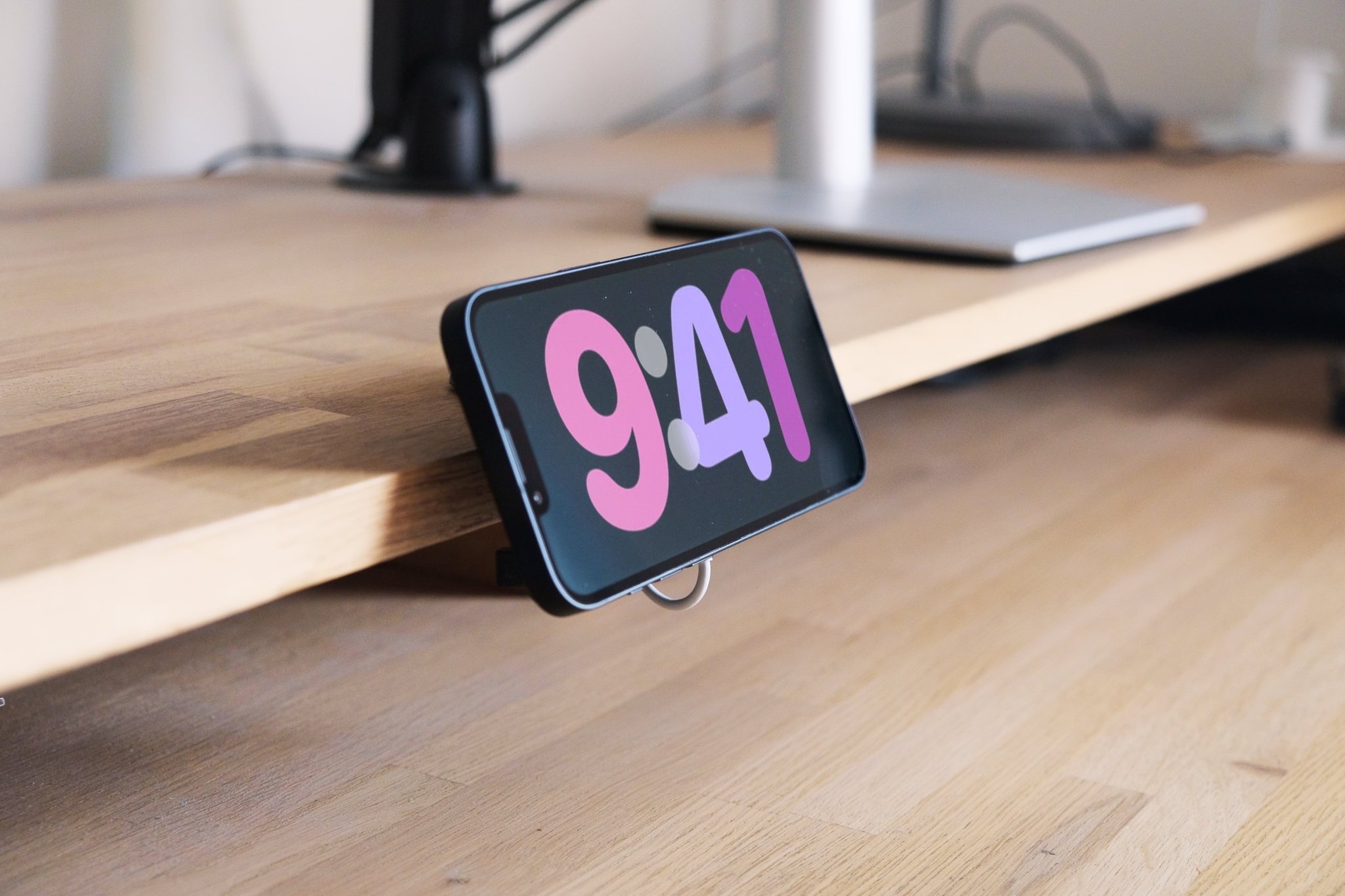 Kẹp sạc Magsafe cho iPhone trên bàn làm việc