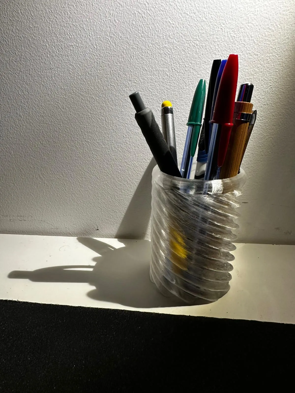 Bình hoa xoắn ốc độc đáo làm giá đỡ bút