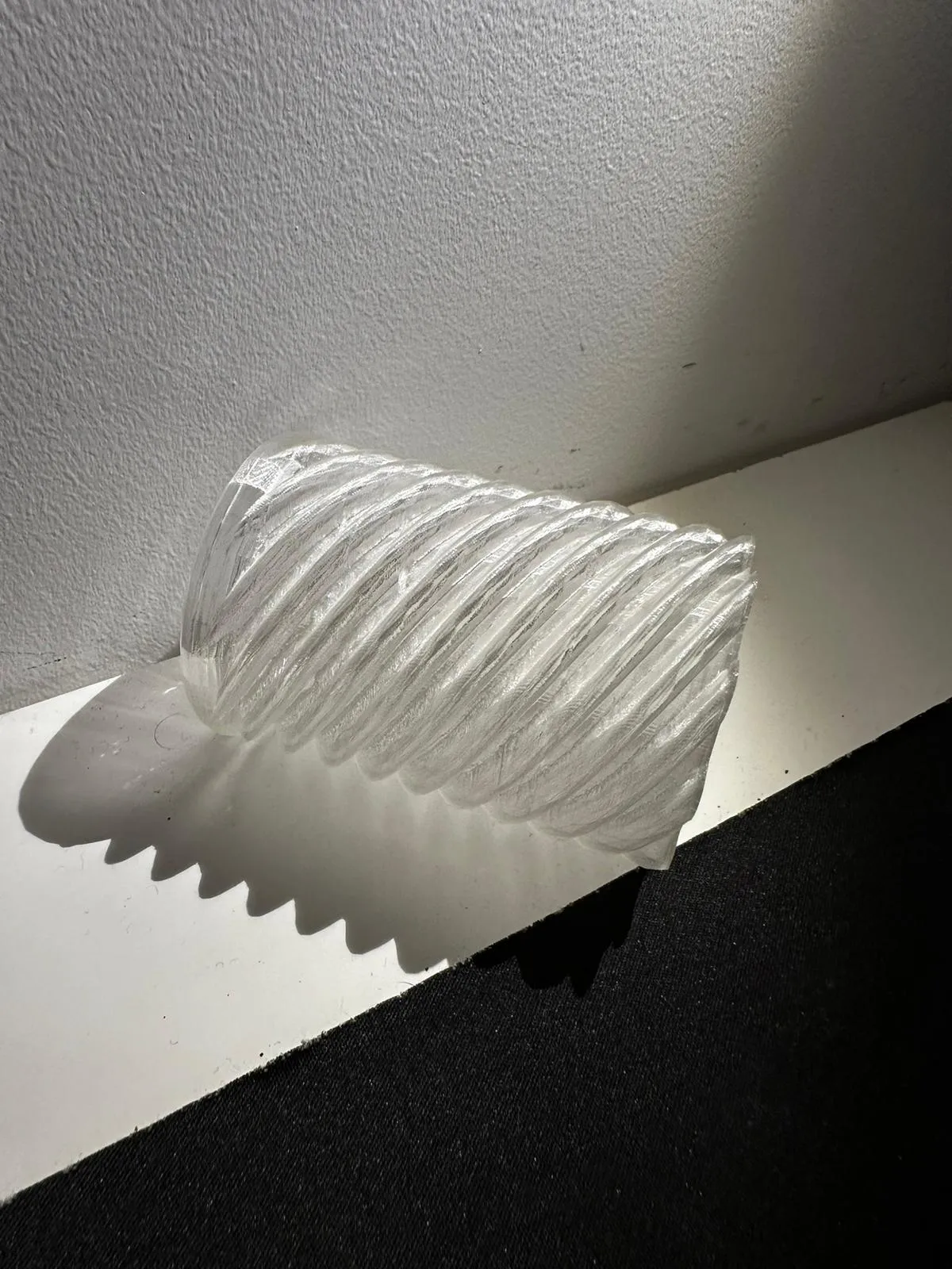 Bình hoa xoắn ốc độc đáo làm giá đỡ bút