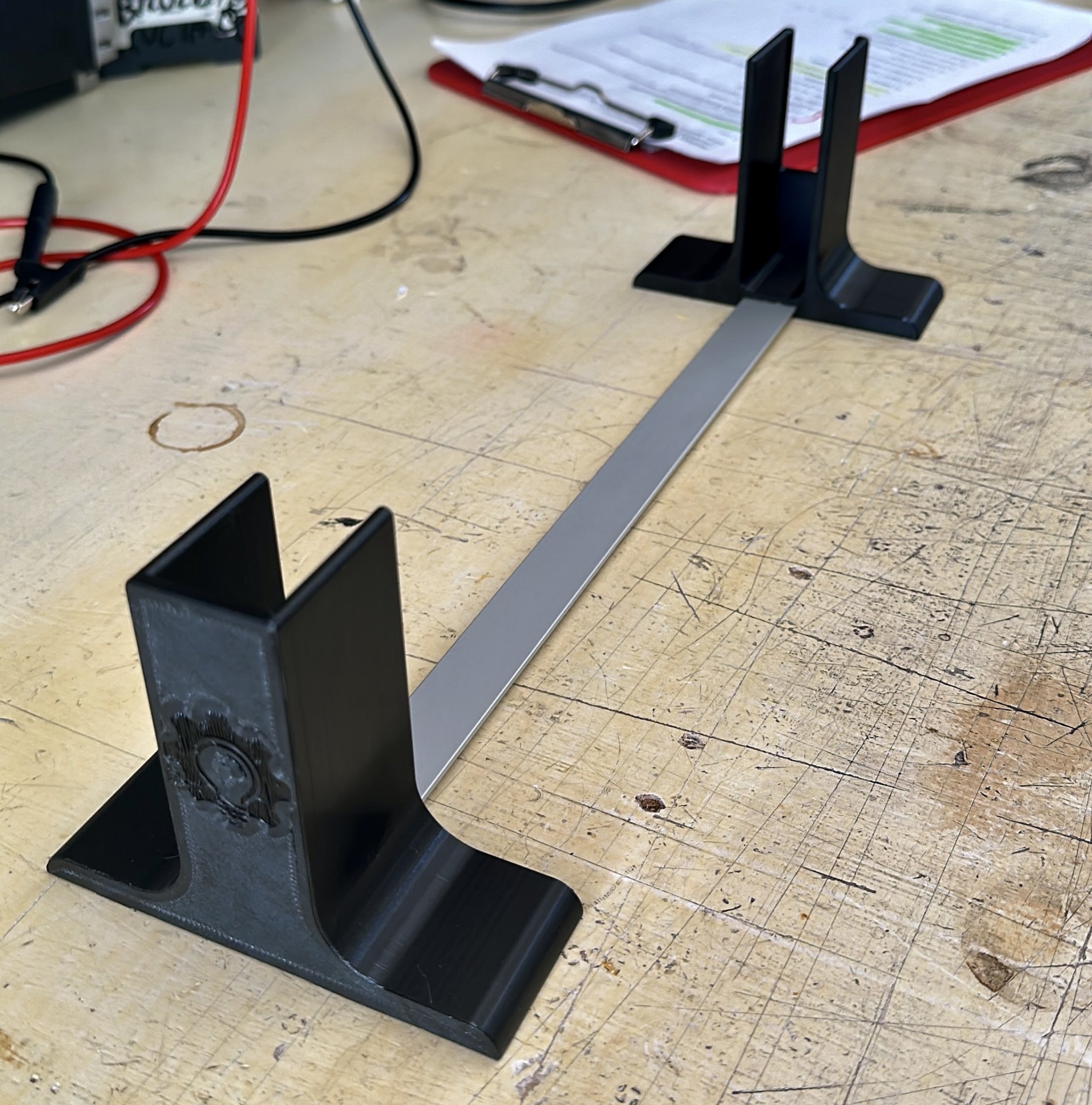 Giá đỡ laptop dạng clamshell cho bàn làm việc